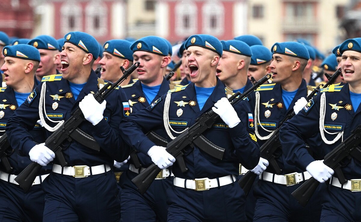 Слезы, снег и шапочки под фуражками военных атташе. О самом главном с парада  Победы 2024-го | RuNews24.ru | Дзен