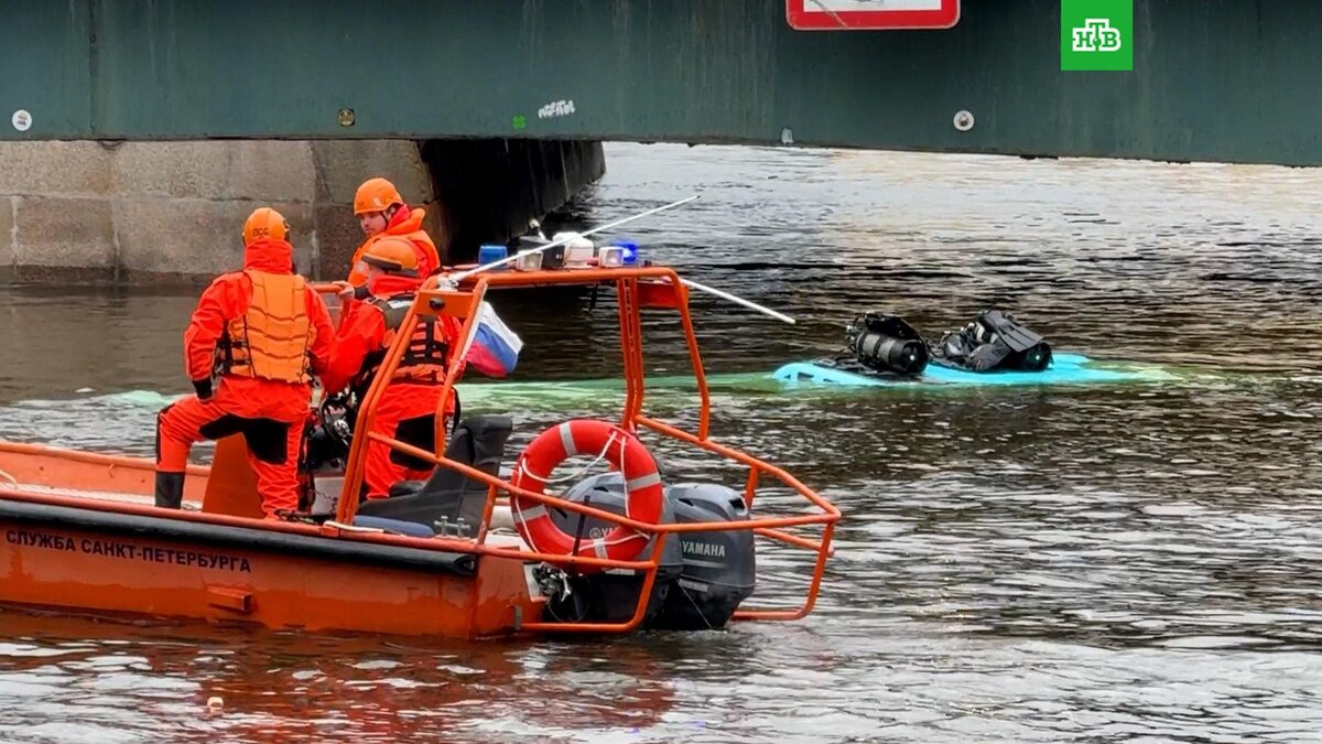    Число погибших при падении автобуса в реку в Петербурге возросло до четырех