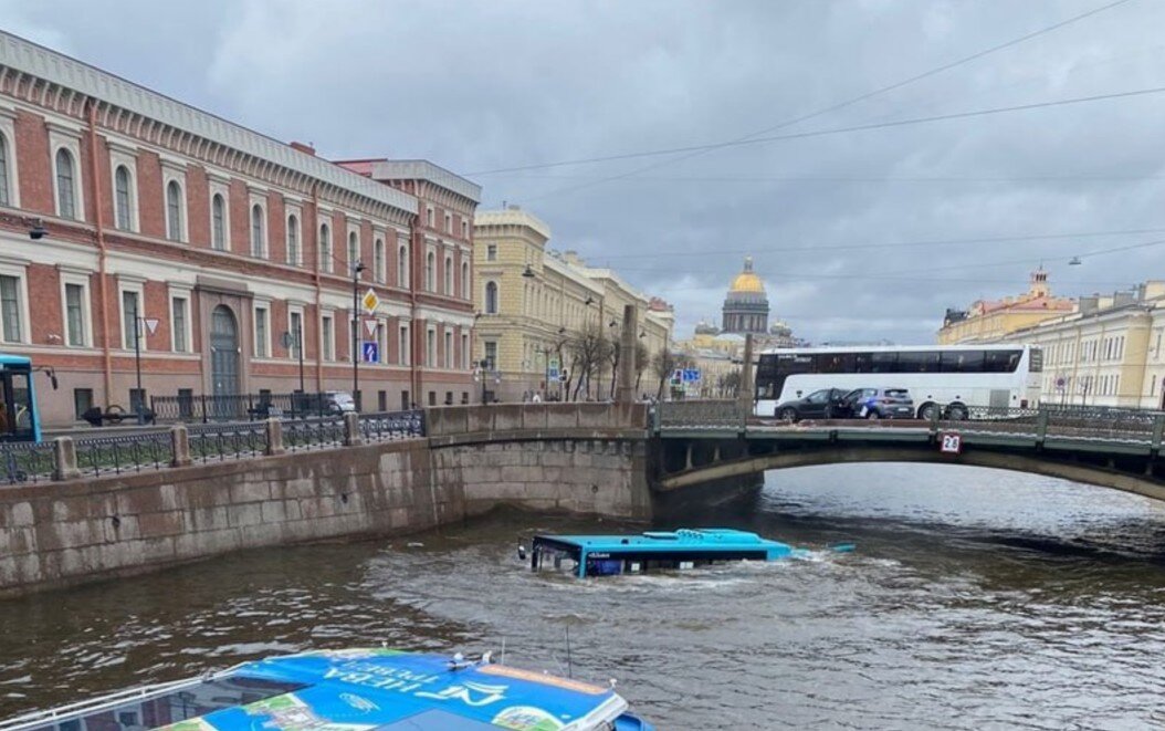 По предварительным данным - в салоне около 20 человек