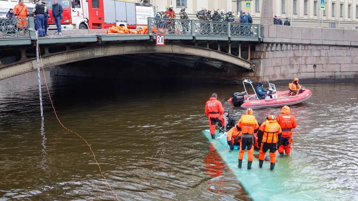 Спасатели завершили водолазные работы на месте падения автобуса в реку в  Петербурге | НОВЫЕ ИЗВЕСТИЯ | Дзен