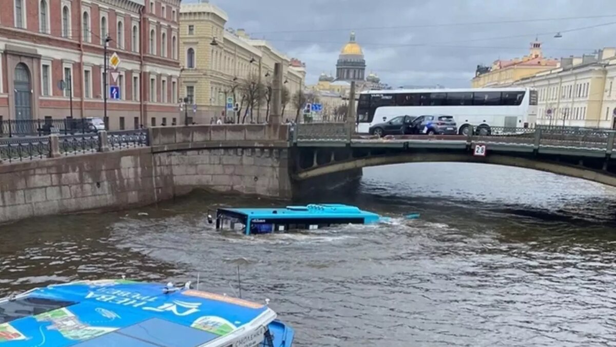 Автобус с пассажирами в Санкт-Петербурге проломил ограждение и рухнул в  реку Мойку | Новости Тагила TagilCity.ru | Дзен