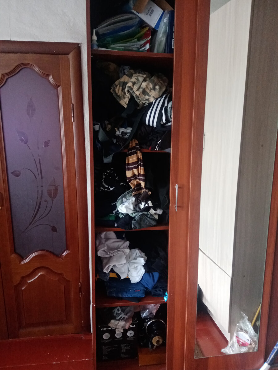 Показываю как есть, это полки мужа и сыновей. 