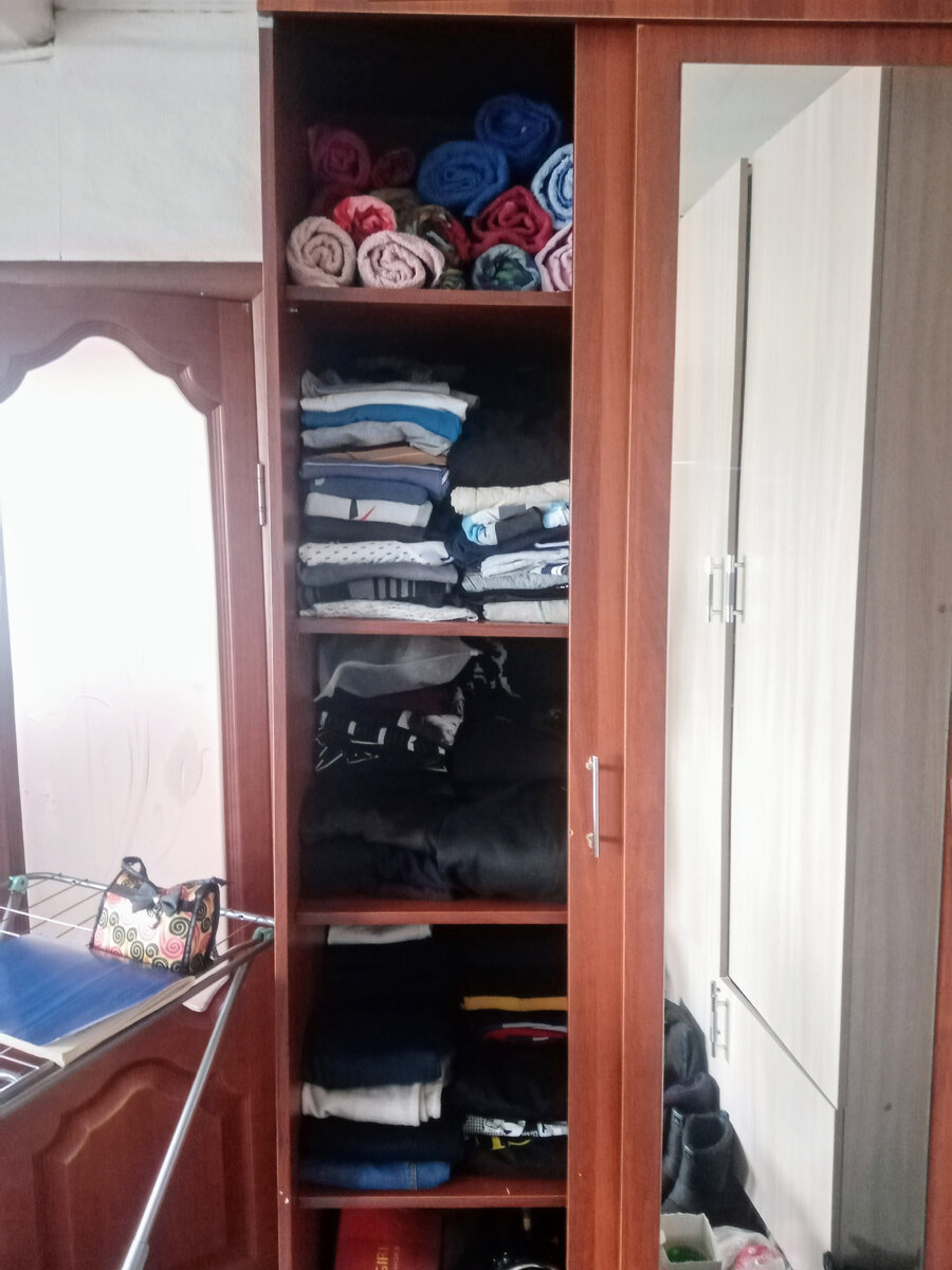 Убрала с верхней полки документы, сложила полотенца из шифоньера . 