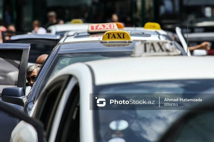 В Баку будет расширена деятельность таксомоторных компаний. Об этом Qaynarinfo заявил эксперт в сфере транспорта Аслан Асадов, комментируя повышение тарифов на услуги частных пассажироперевозок.