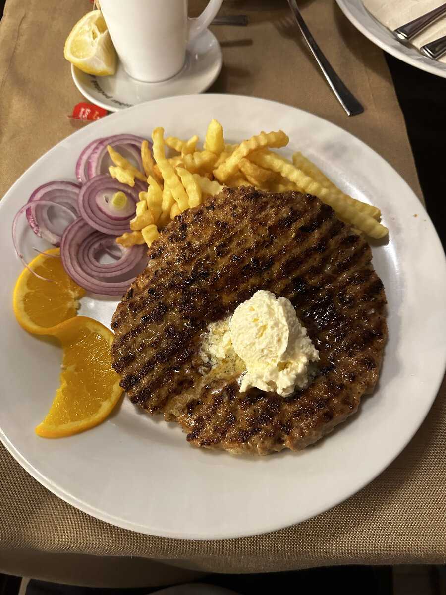 Плескавица с каймаком