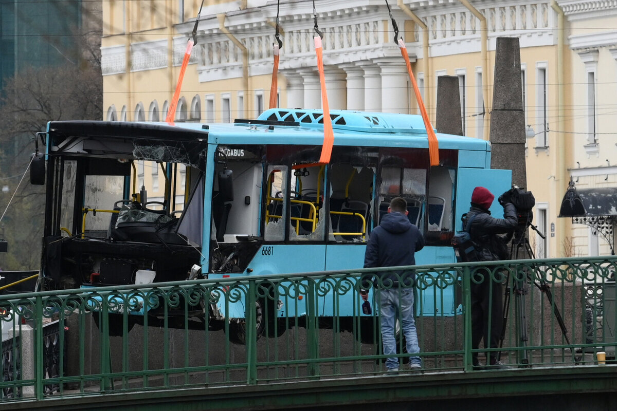 Автобус упал в Мойку, людей откачивали на крыше. Что известно о ДТП в  центре Петербурга | Газета.Ru | Дзен