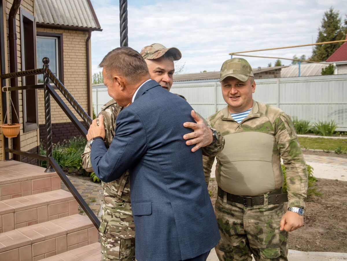    Роман Старовойт наградил участников СВО нагрудными знаками «За верность долгу и мужество»