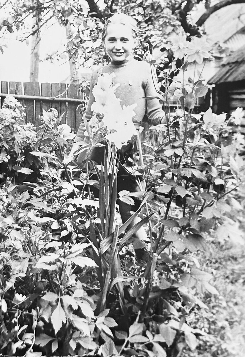 В бабушкином саду. Здесь я уже большая.