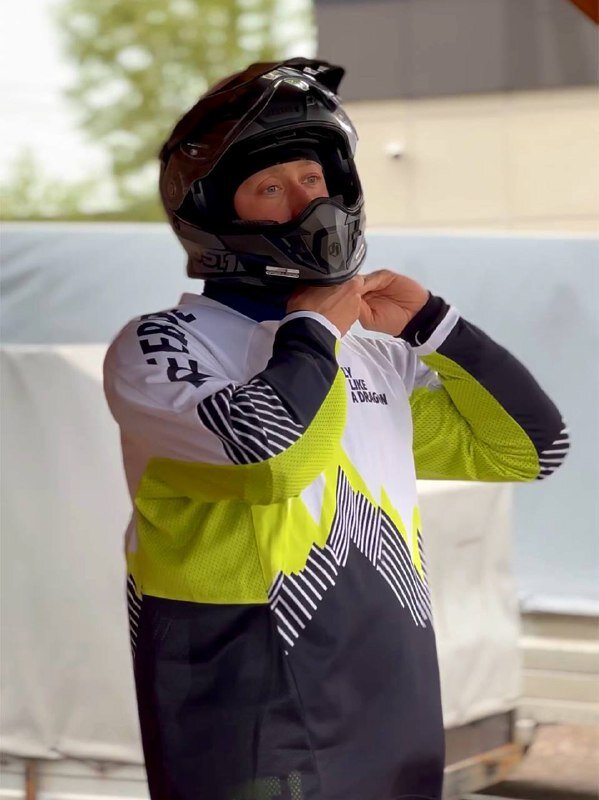 Может использоваться в качестве одежды для спортивных команд во время летних выступлений.