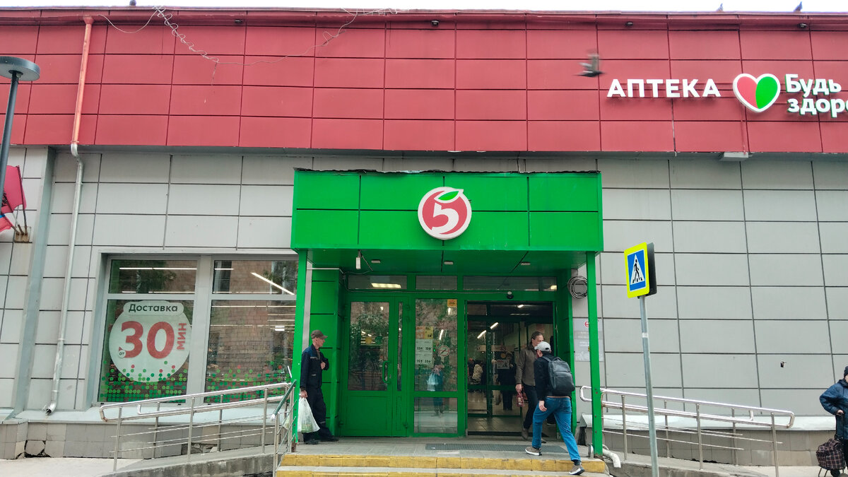 Входим в раздвижные двери и сразу после аптеки поворачиваем направо.