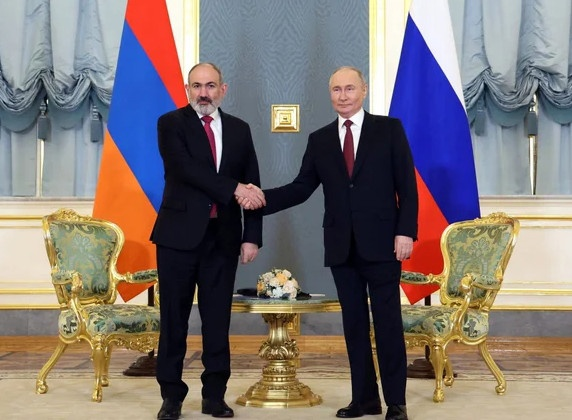 Президент России Владимир Путин и премьер-министр Армении Никол Пашинян встретились 8 мая в Москве и согласовали вывод российских военных и пограничных служащих из нескольких регионов Армении.