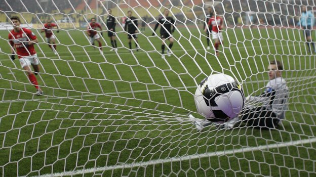 Алекс забивает гол в ворота Игоря Акинфеева. Александр Вильф, Фото архив «СЭ»