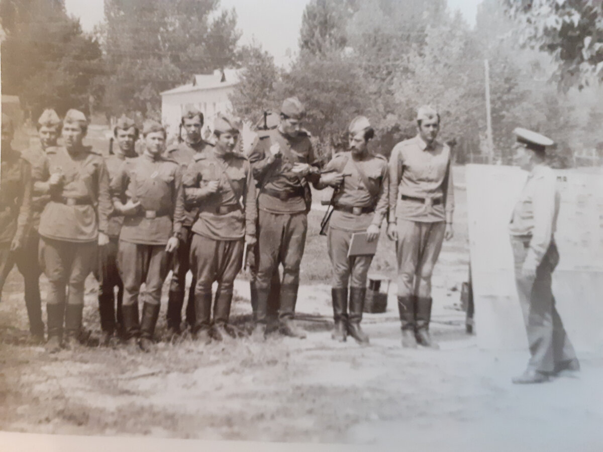 Евгений Кайдашев  в армии. Евгений второй слева