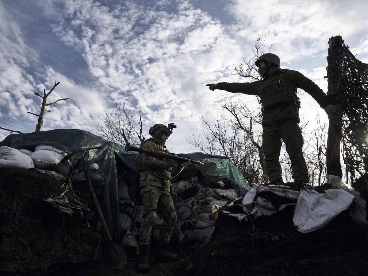    Украинские военные под Марьинкой© AP Photo / Libkos