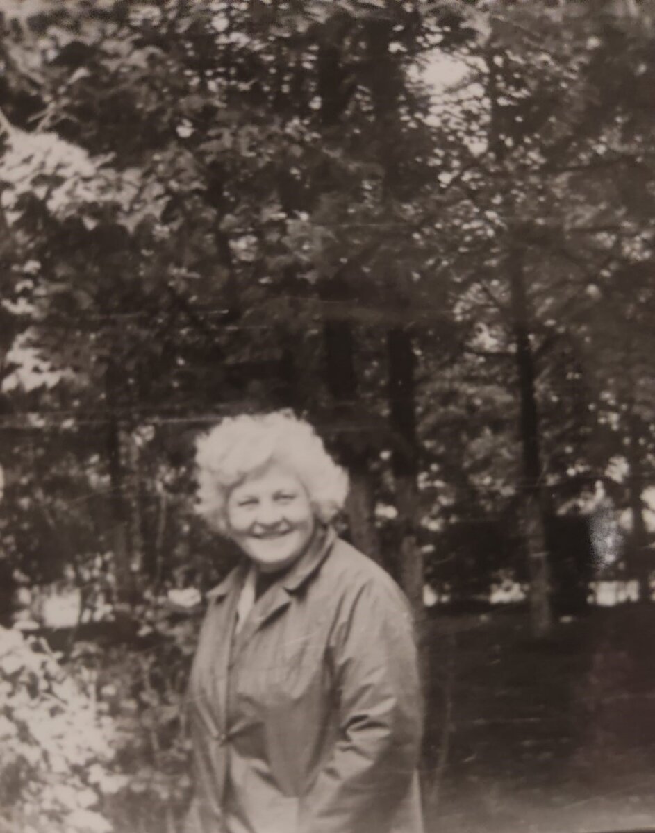 Мама идет за грибами.