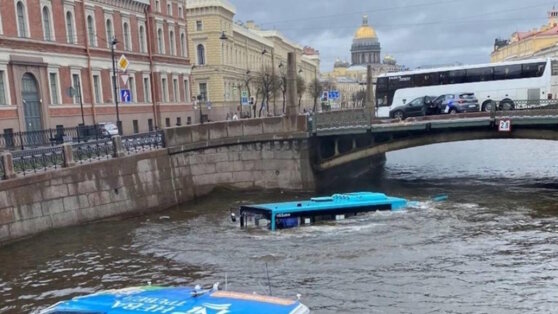    Один человек погиб из-за падения автобуса в реку в центре Санкт-Петербурга Роман Захаров