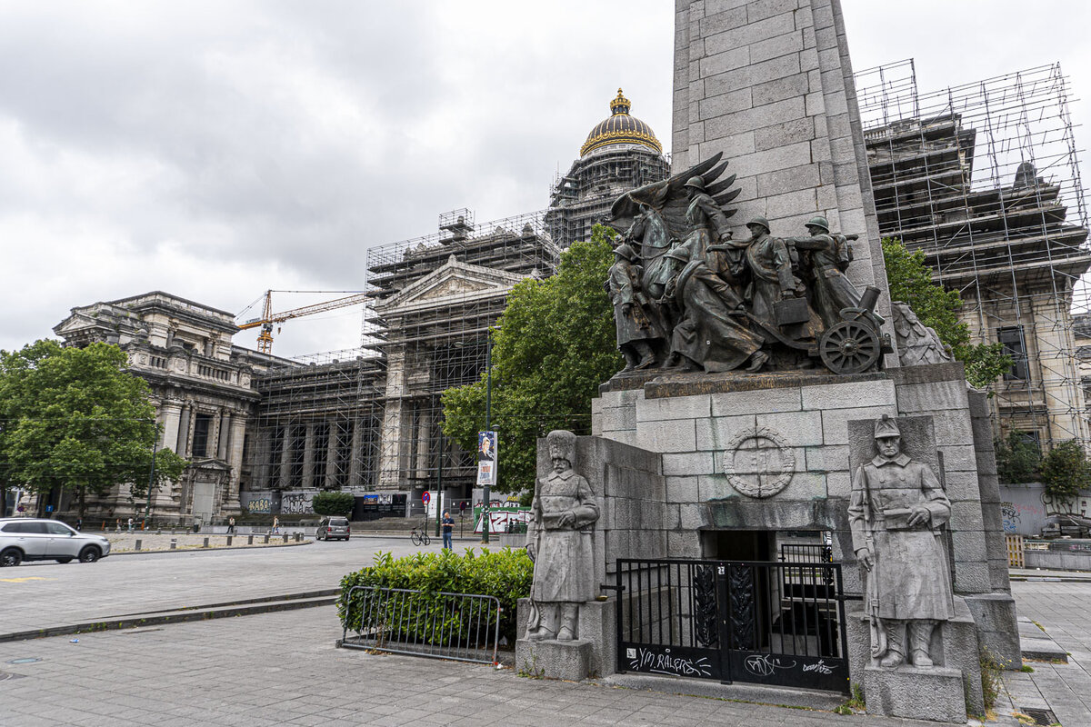 Дворец правосудия. огромный и страшный. Заброшенный, но вроде реставрируют