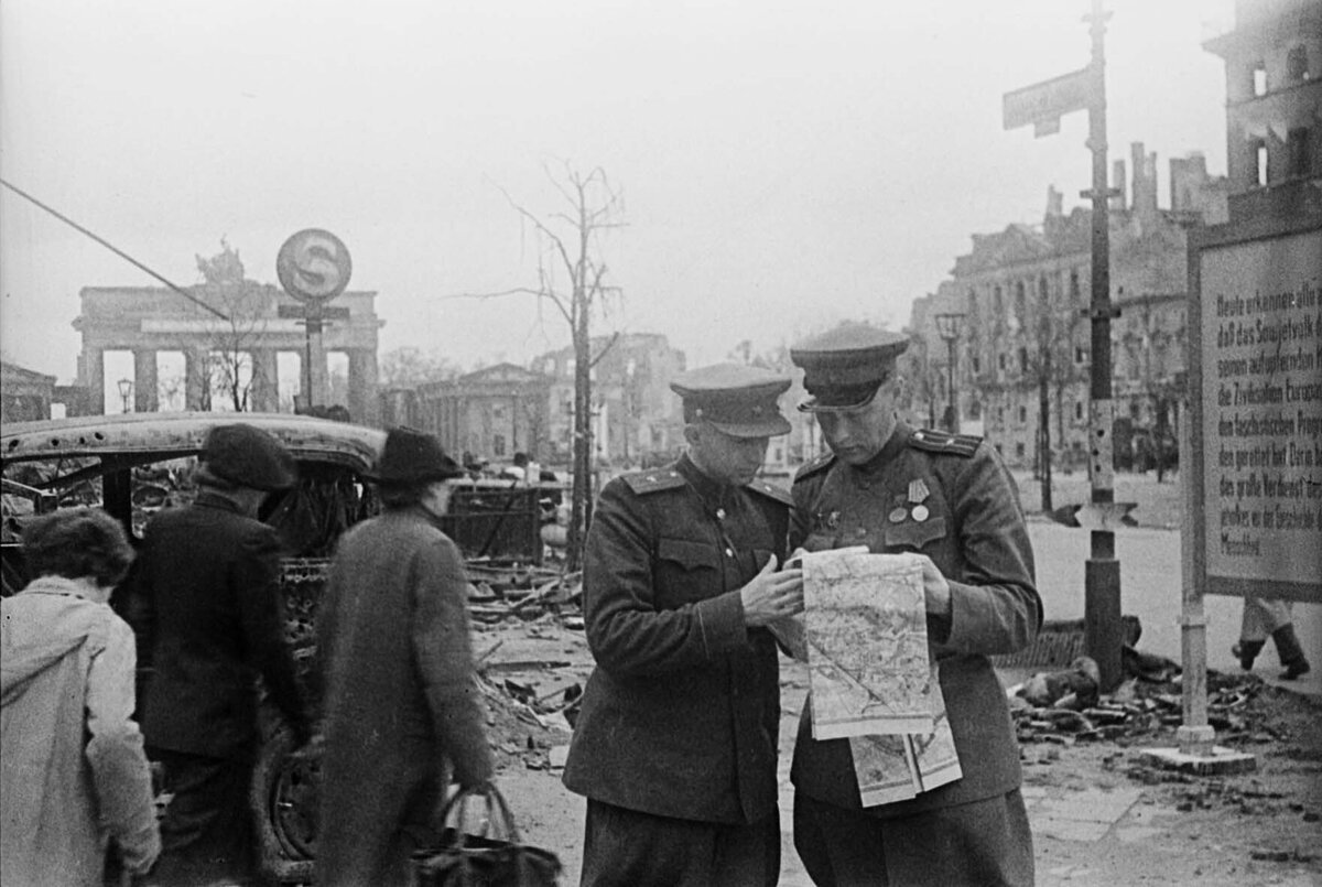 Два майора РККА с картой в руках на бульваре Унтер-ден-Линден. 1945 год. Источник изображения: https://waralbum.ru/402256/