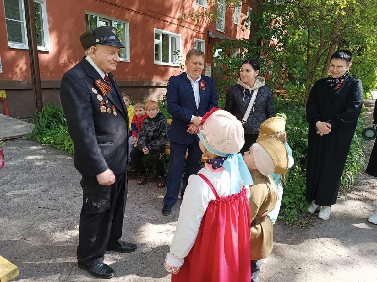    В Курске ветерана ВОВ Юрия Неведрова поздравили с Днём Победы