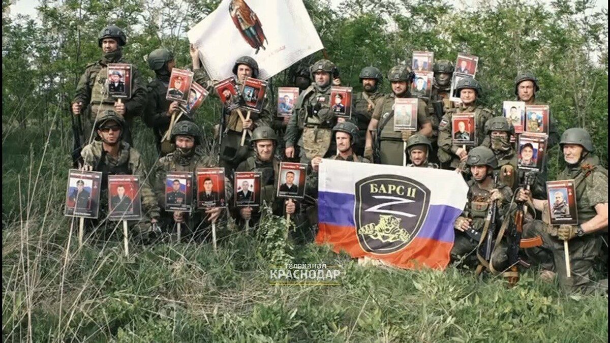    Казаки-добровольцы за лентой провели «Бессмертный полк». Фото: Кубанское казачье войско