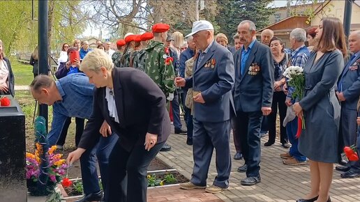 Открытие памятника ликвидаторам ЧАЭС в г.Давлеканово. Возложение цветов.