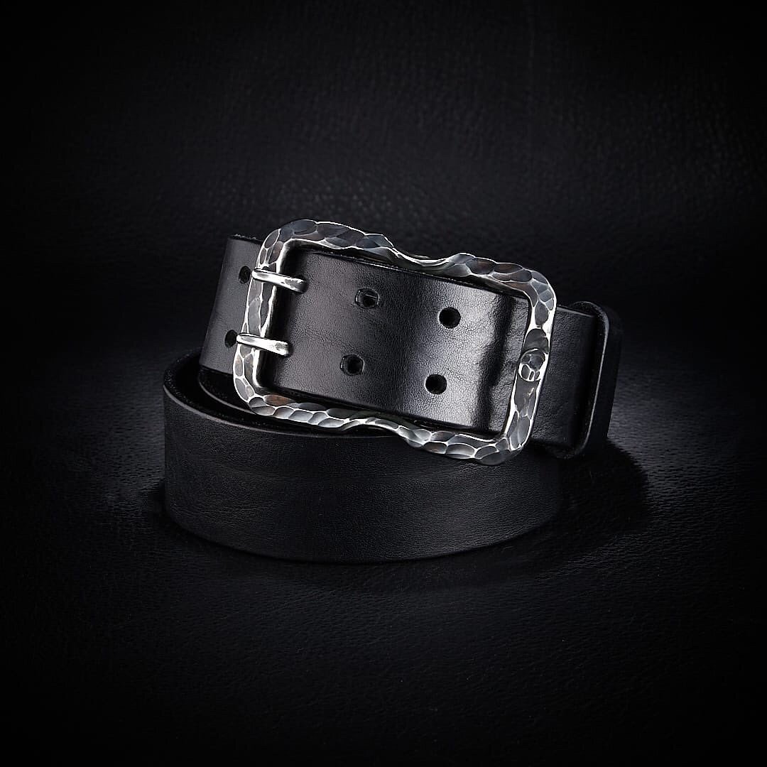 Пряжка выкована из нержавеющей стали, пруток около 8 мм толщиной