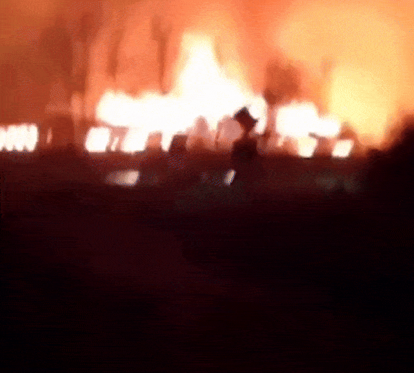 ЗЕКИ В АНГАРСКЕ ВЗБУНТОВАЛИСЬ И ПОДОЖГЛИ ПРОМЗОНУ, ГДЕ ИХ ЗАСТАВЛЯЛИ РАБОТАТЬ ЗА КОПЕЙКИ. СКРИН С ТГ-КАНАЛА "БАЗА"