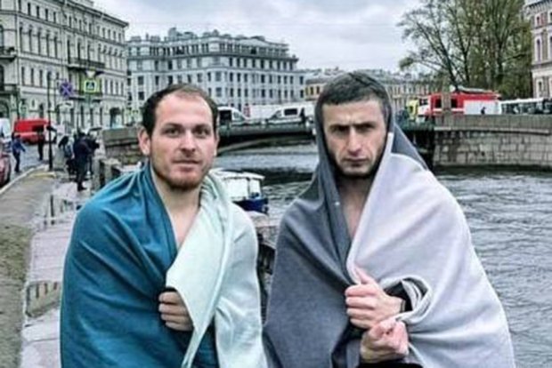 Мужчины, спасавшие людей из тонущего автобуса. Фото: tg-канал Бийсултан Хамзаев