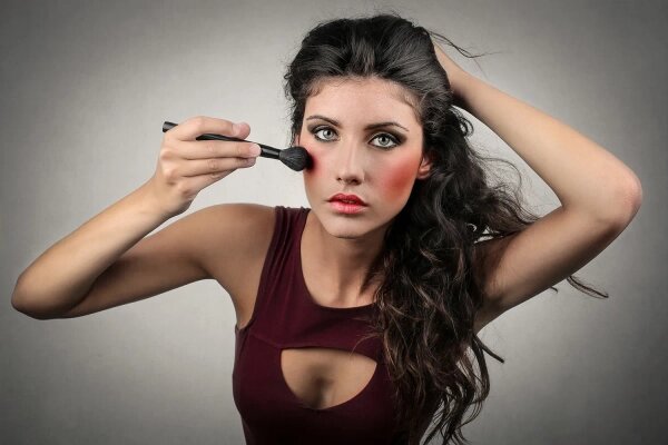 Как неправильный макияж может испортить первое впечатление. Фото © Shutterstock / FOTODOM
