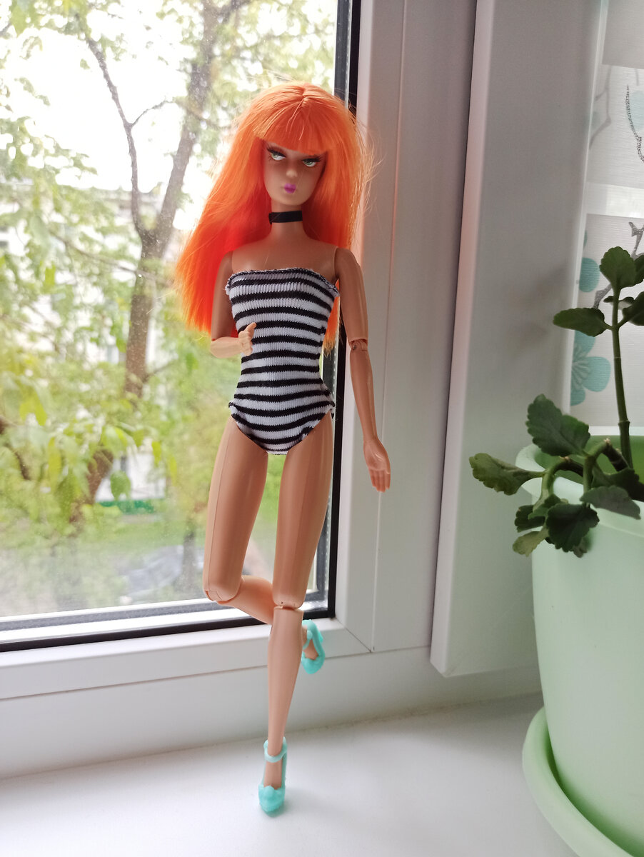 Позирует Barbie producer 1st circle modern 