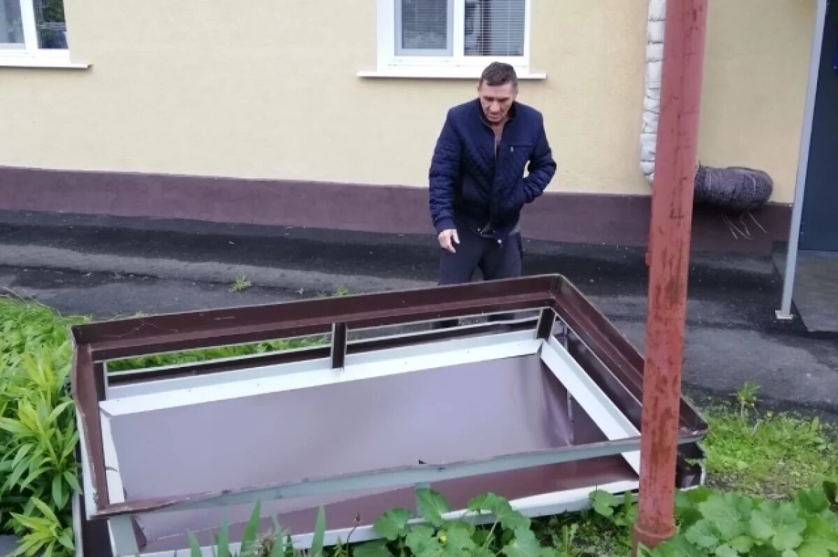    В Пензе после капремонта ветром снесло козырек с крыши двухэтажного дома
