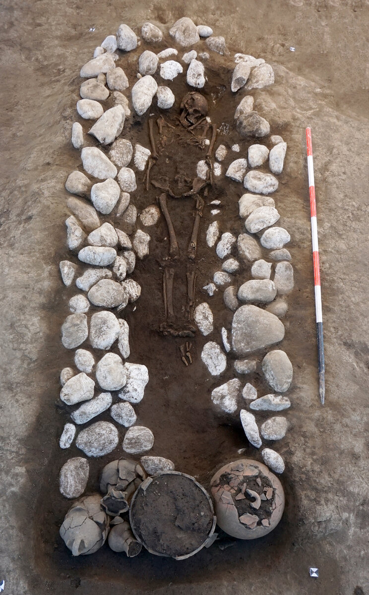 Одно из захоронений выложенное камнем. В нижней части могилы у ног расположены керамические сосуды 