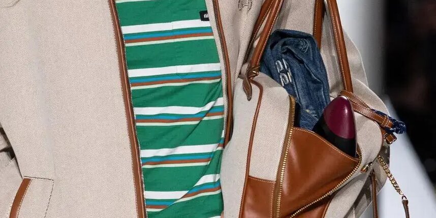    Этим летом сумки из парусины заменят модели из рафии.miumiu.com