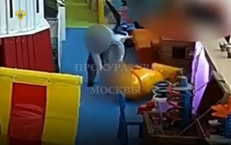 В торговом центре на Кировоградской улице в Москве на ребенка 2022 года рождения упал игровой автомат - мальчика после этого доставили в больницу для оказания медпомощи.