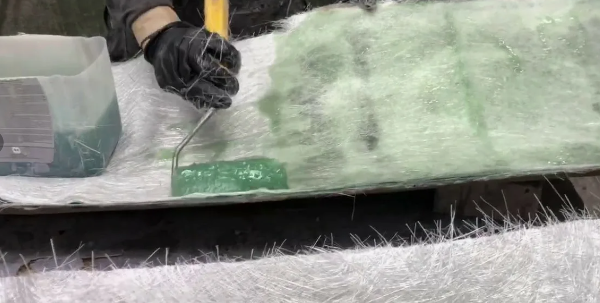 Ручная формовка композитного лотка