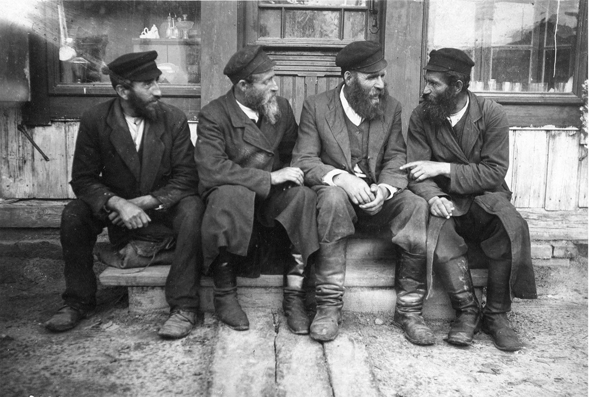 Евреи беседуют у входа в лавку. Красилов, около 1916 года © Lebrecht Music & Arts / Alamy / Diomedia 