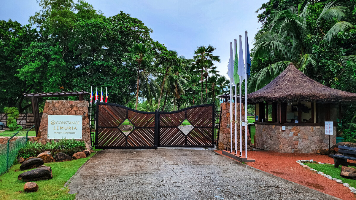 Так выглядит вход на территорию отеля "Constance Lemuria Praslin Seychelles".