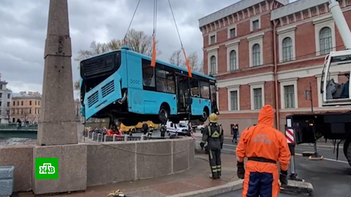 В Петербурге подняли упавший в реку Мойку пассажирский автобус | НТВ:  лучшее | Дзен