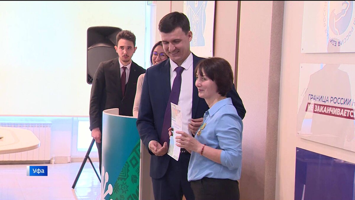    В Уфе наградили волонтеров, которые плетут маскировочные сети для бойцов СВО