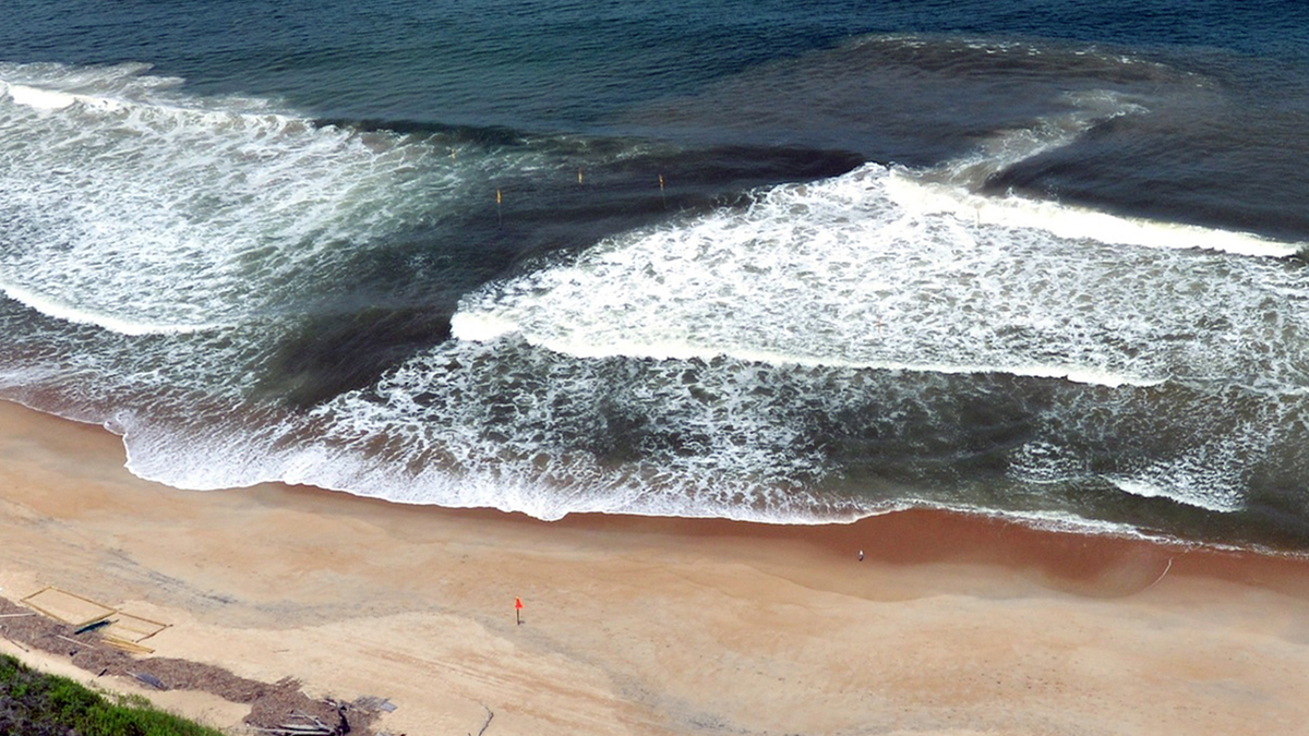 Волны тягуны на черном. Rip current отбойное течение. Тягун рип. Тягун рип обратное течение отбойное течение. Тягуны в Анапе.
