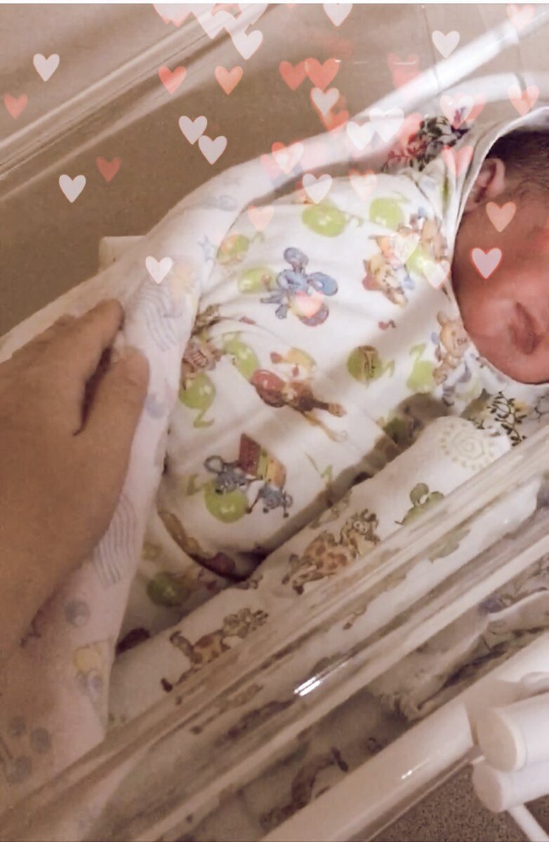 Мое первое прикосновение к доченьке.