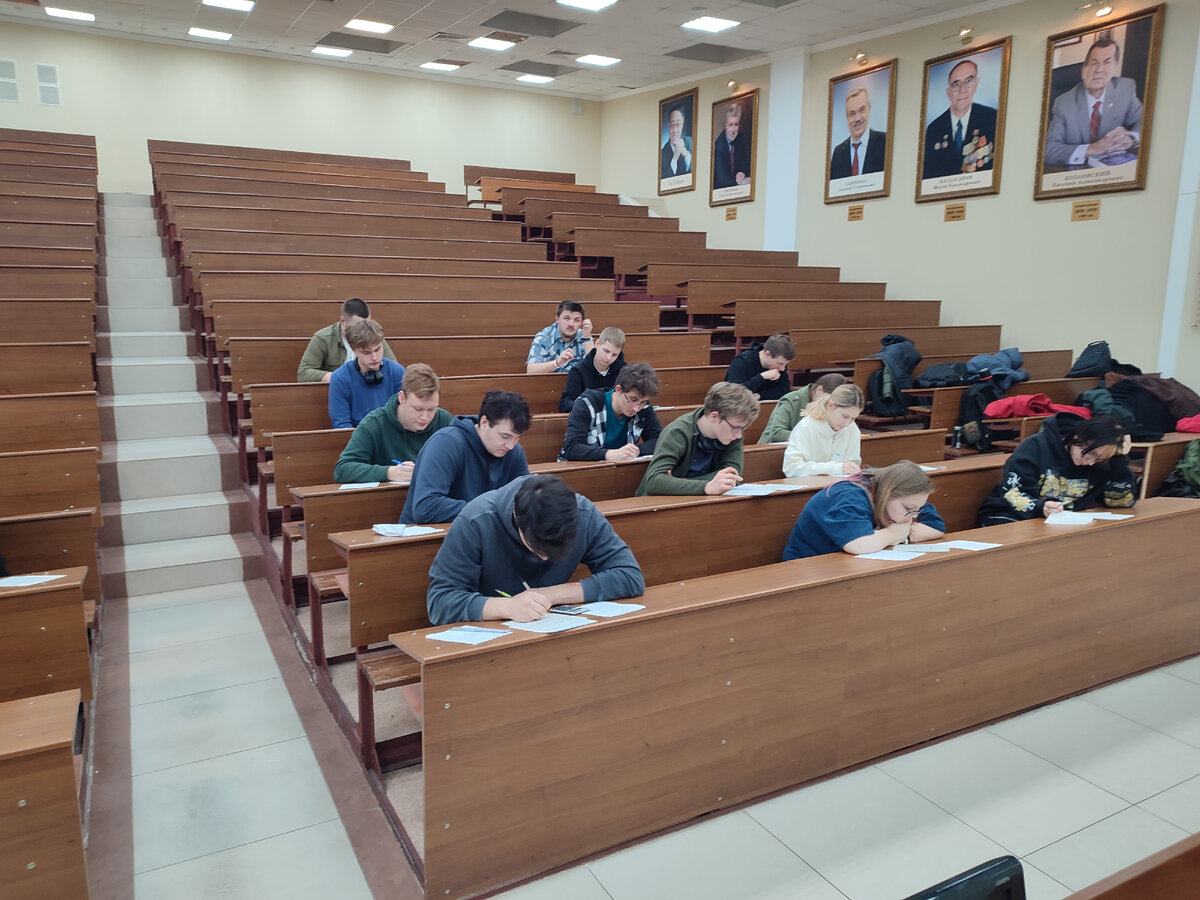 Одна из наших лекционных аудиторий. Фото сделано ещё в марте - тут не лекция, а приём задолженностей.