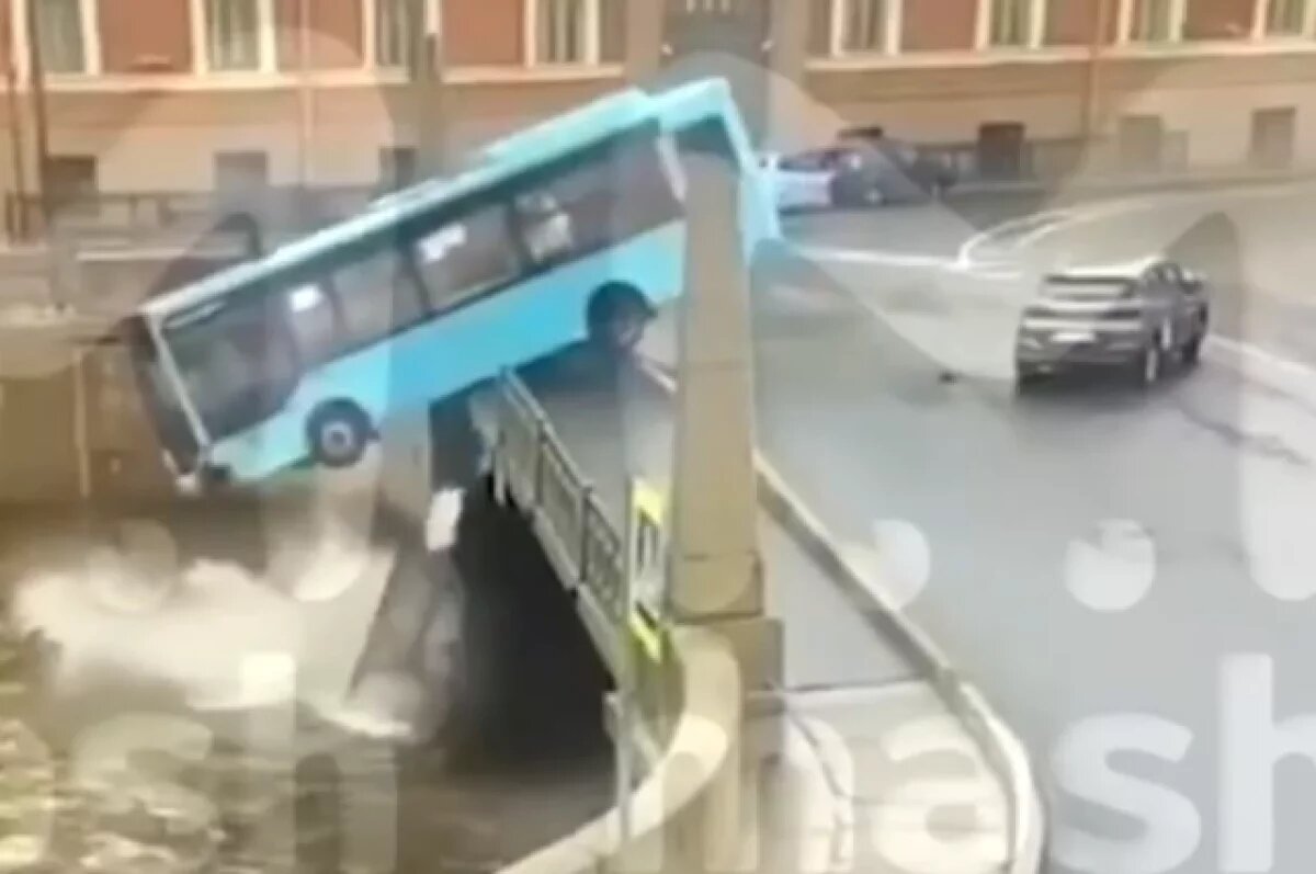    Водитель упавшего в Мойку автобуса мог затормозить 17 раз за 8,5 секунды