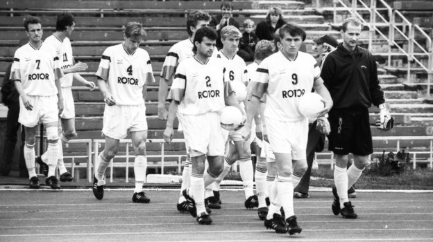 Олег Веретенников выводит команду на поле. Дмитрий Солнцев, Фото «СЭ»