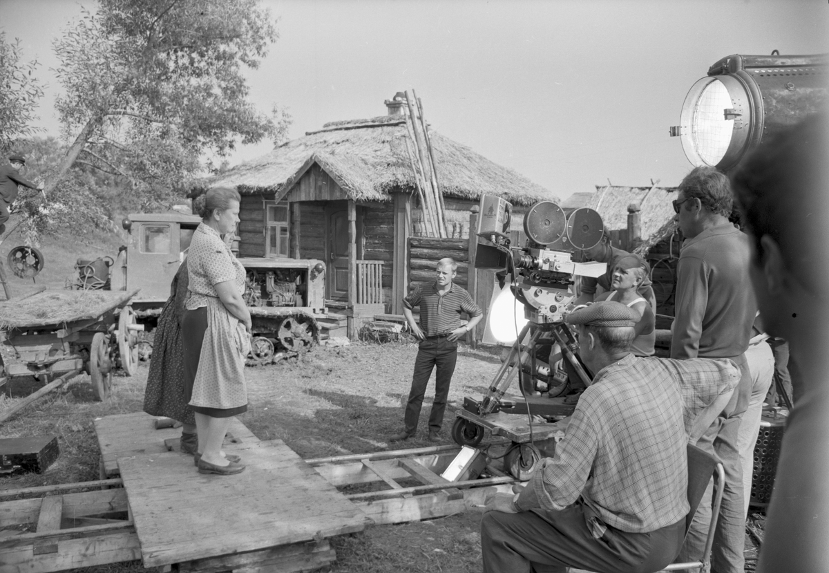 Во время съемок фильма «Бабье царство» (1967г.). Кадр предоставлен Киноконцерном «Мосфильм»