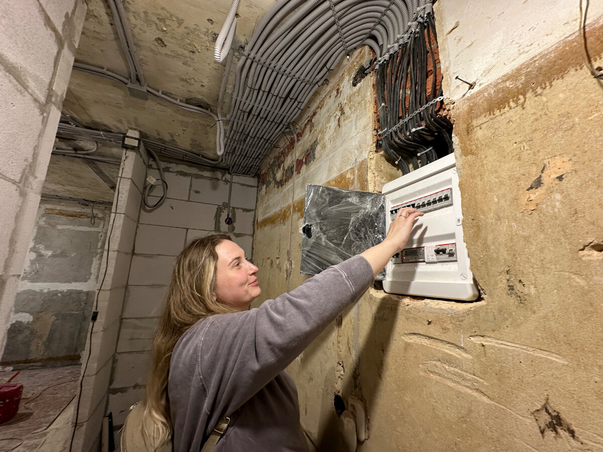 Привет! Я Мария. Недавно мы купили убитую хрущевку под капитальный ремонт, о котором я рассказываю на канале. Подписывайтесь, чтобы не пропустить