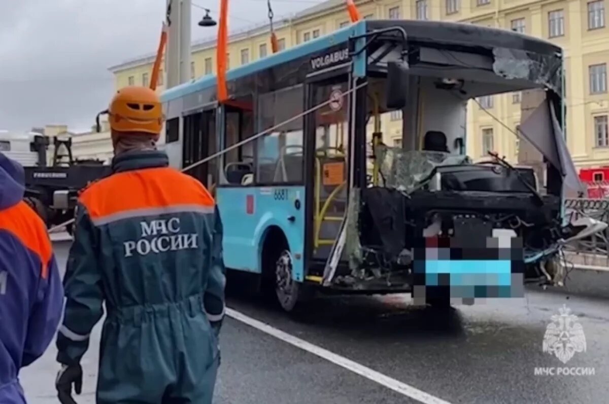 В офисах владельца упавшего с моста в Петербурге автобуса прошли обыски |  АиФ – Санкт-Петербург | Дзен