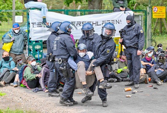    Ситуация на демонстрации вокруг завода Tesla