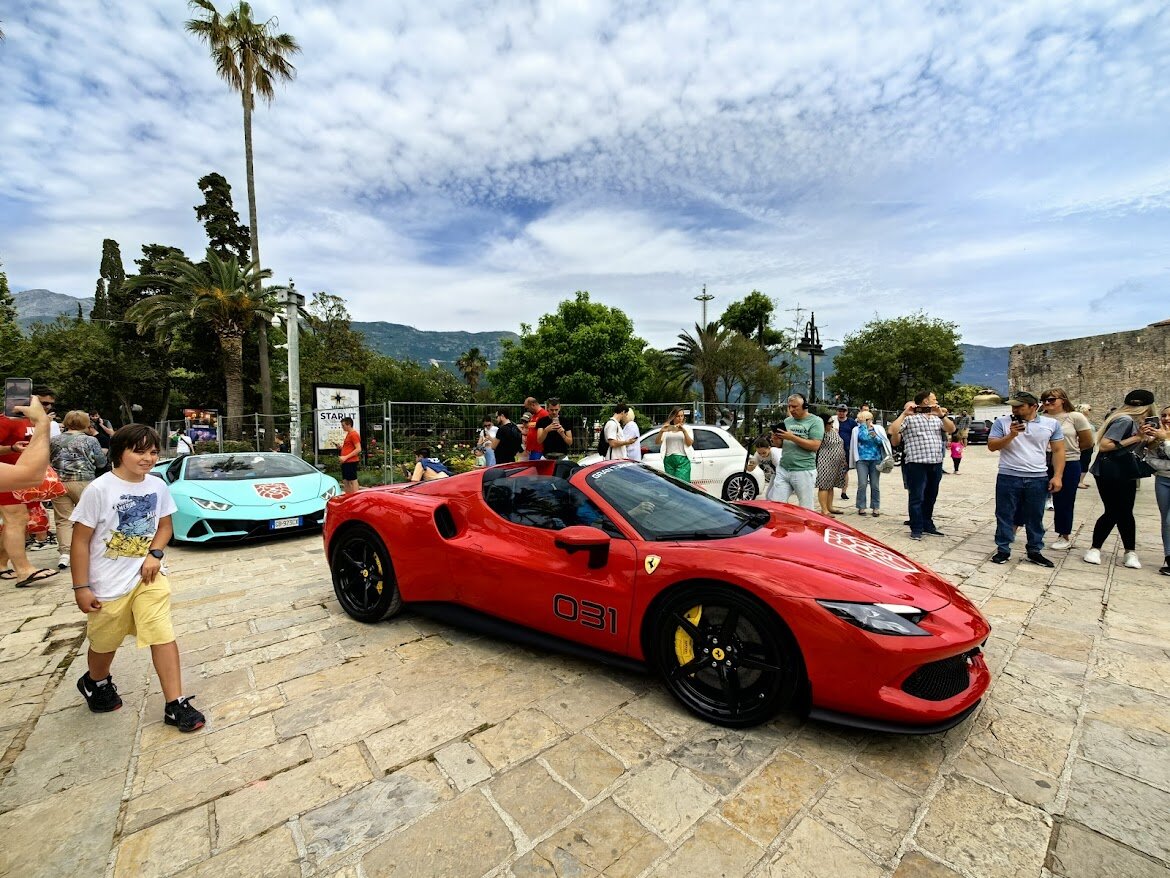 Заезд суперкаров на площадь перед Старым городом, Будва