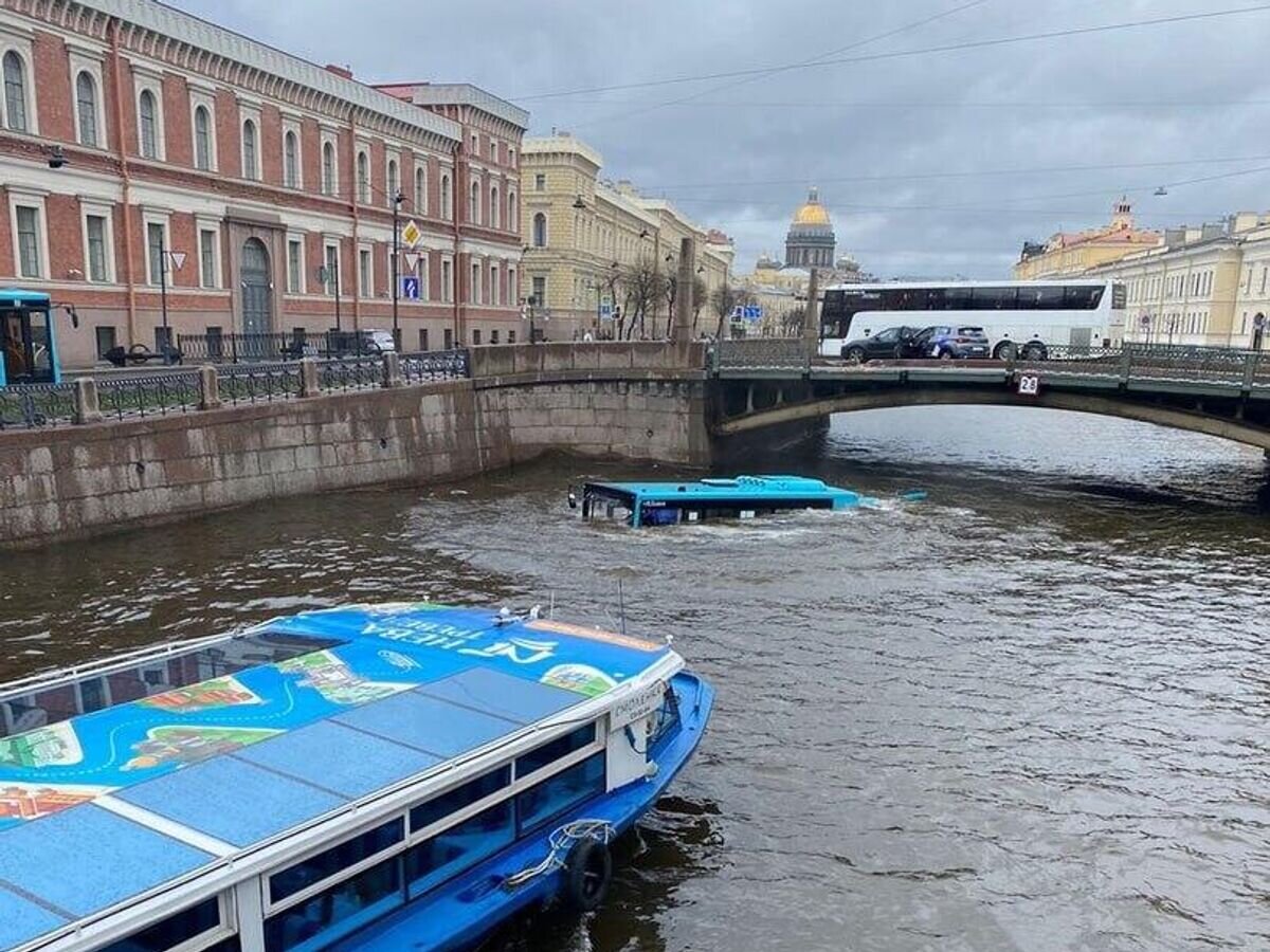    Автобус пробил ограду моста и упал в реку Мойку после столкновения с автомобилем в Санкт-Петербурге© Соцсети